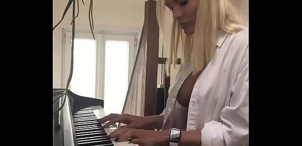  Cleavage Playing Piano